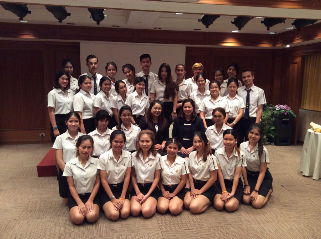 กิจกรรมการรับประทานอาหารแบบตะวันตกและมารยาทบนโต๊ะอาหารรายวิชาการดูแลความงามและบุคลิกภาพ (4143113)