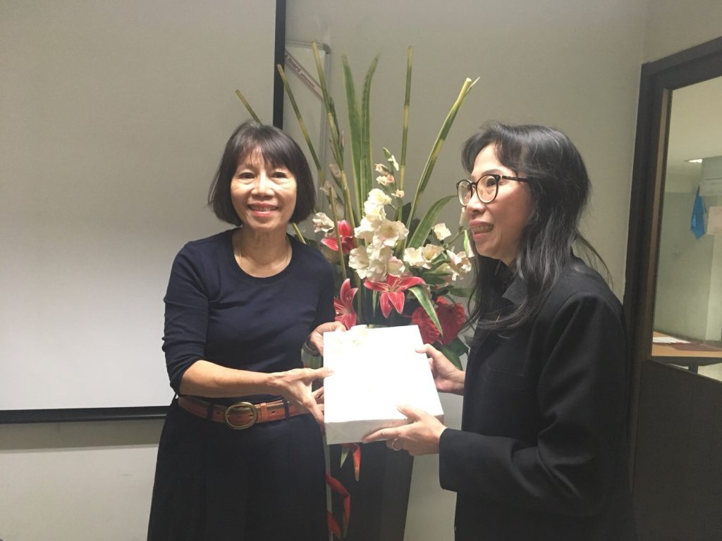 คณะวิทยาศาสตร์และเทคโนโลยี และสาขาวิทยาศาสตร์เครื่องสำอาง ขอขอบพระคุณ ศาสตราจารย์ ดร. ภญ. มาลิน อังสุรังษี ให้เกียรติเป็นวิทยากรบรรยายให้ความรู้ในหัวข้อ “การวิจัยและการสร้างนวัตกรรมเครื่องสำอางจากสารธรรมชาติภายใต้จรรยาบรรณและวิชาชีพ”